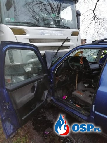 Wypadek podczas wyprzedzania. Volkswagen wbił się w ciężarówkę. OSP Ochotnicza Straż Pożarna