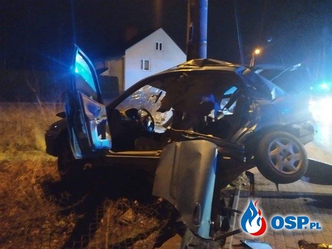 Tragiczny wypadek w Łochowie. Samochód owinął się wokół słupa. OSP Ochotnicza Straż Pożarna