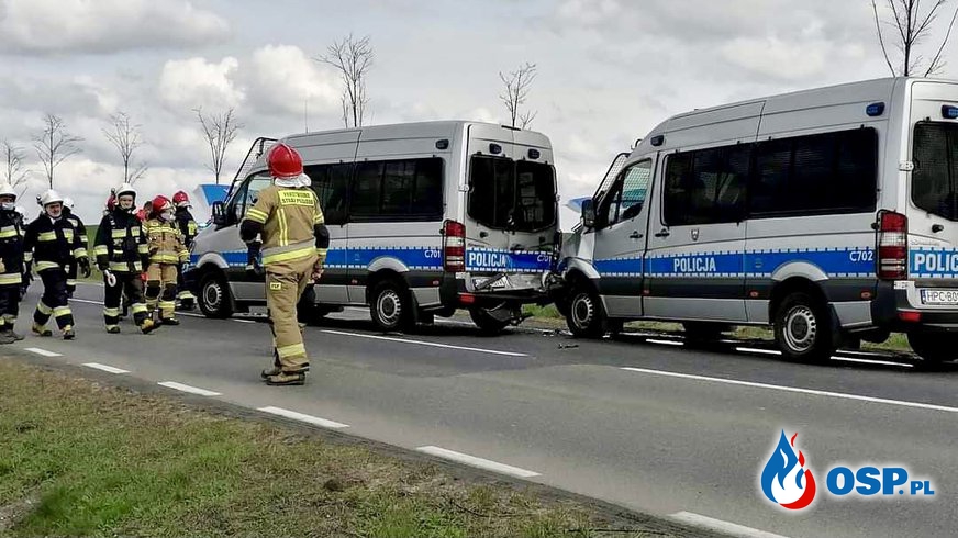Zderzenie 4 radiowozów, 9 policjantów rannych. OSP Ochotnicza Straż Pożarna