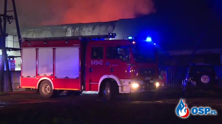 Zakład recyklingu opon doszczętnie spłonął. Ogromny pożar w Wielkopolsce. OSP Ochotnicza Straż Pożarna