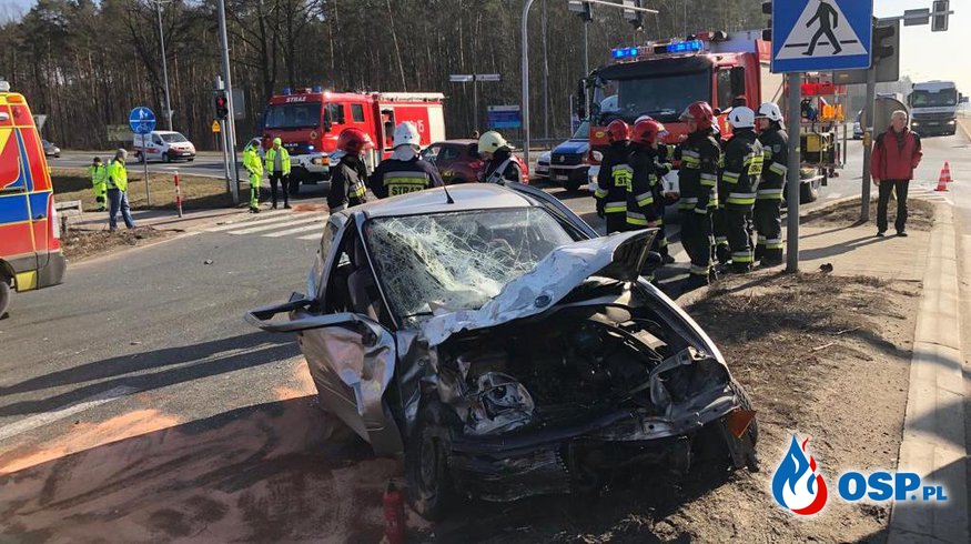 Wypadek na skrzyżowaniu. Fiat seicento zderzył się z nissanem. OSP Ochotnicza Straż Pożarna