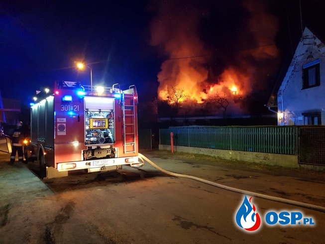 Pożar domu jednorodzinnego w Opolu. W akcji 8 zastępów strażaków. OSP Ochotnicza Straż Pożarna