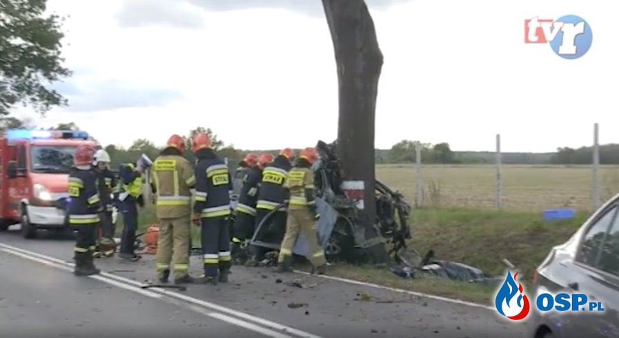 Samochód dosłownie wbił się w drzewo. "Kierowca był poza pojazdem". OSP Ochotnicza Straż Pożarna