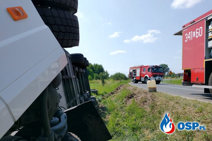 Cysterna z 30 tys. litrów paliwa przewróciła się do rowu OSP Ochotnicza Straż Pożarna