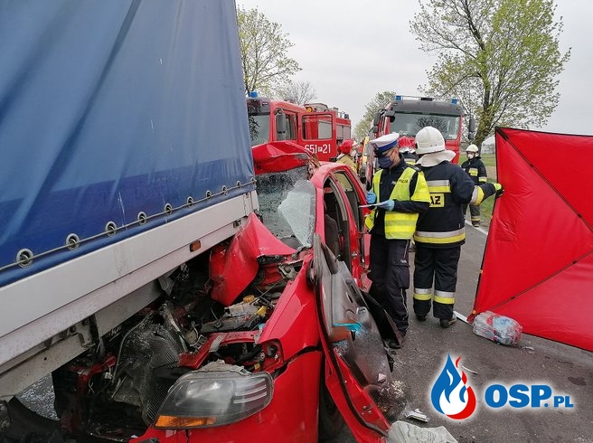Tragiczny wypadek pod Wrześnią. Samochód wbił się w tył auta dostawczego. OSP Ochotnicza Straż Pożarna