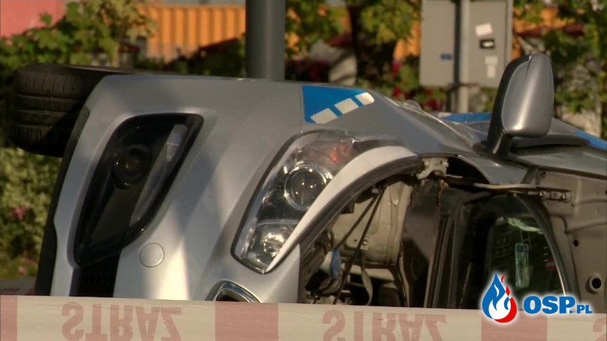 Wypadek policyjnego radiowozu w centrum Łodzi. Trzy osoby trafiły do szpitala. OSP Ochotnicza Straż Pożarna