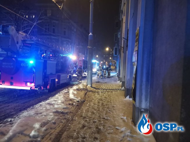 Dwóch strażaków rannych podczas akcji. Tragiczny pożar kamienicy w Grudziądzu. OSP Ochotnicza Straż Pożarna