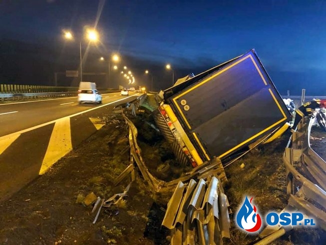 Tragiczny wypadek na S5. Auto dachowało po zderzeniu z ciężarówką. OSP Ochotnicza Straż Pożarna
