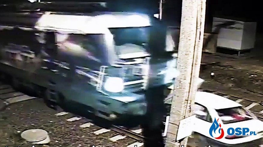 Zawracał na przejeździe kolejowym, pociąg staranował auto. Jest nagranie z monitoringu. OSP Ochotnicza Straż Pożarna
