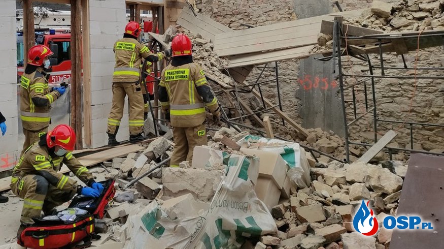 Katastrofa budowlana we Włoszczowie. Dwie osoby zostały ranne. OSP Ochotnicza Straż Pożarna