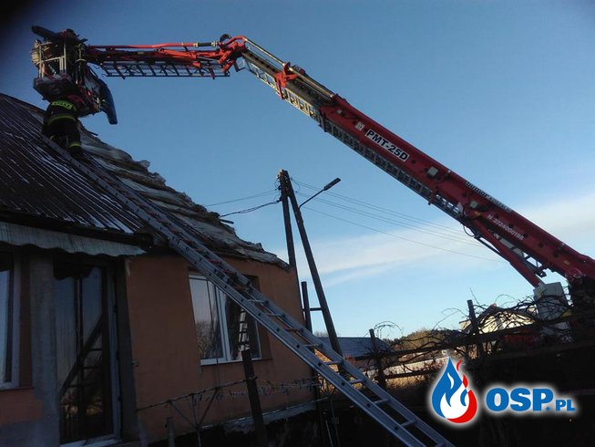 Powiało i zerwało dach. OSP Ochotnicza Straż Pożarna