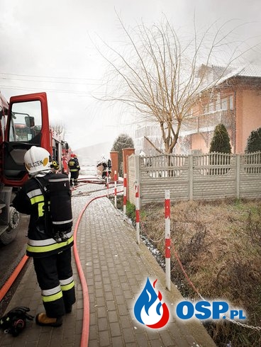 Pożar budynku w Osieku nad Notecią. Silny wiatr utrudniał akcję gaśniczą. OSP Ochotnicza Straż Pożarna