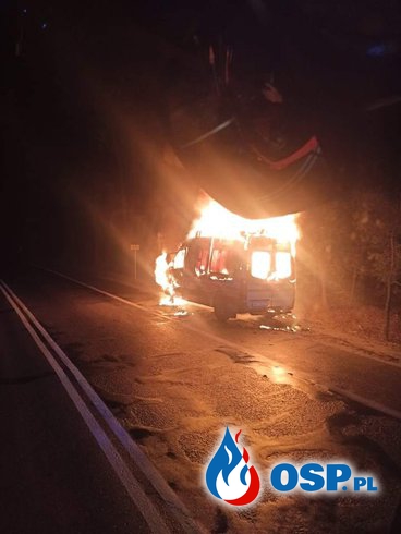 Karetka zapaliła się podczas jazdy. Ambulans doszczętnie spłonął. OSP Ochotnicza Straż Pożarna