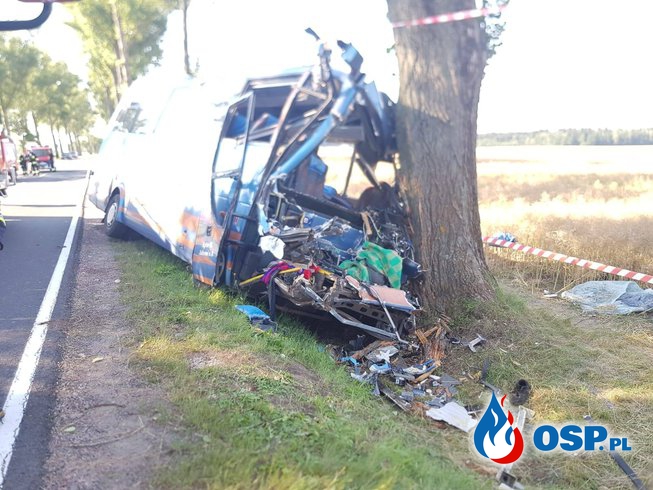 Wypadek śmiertelny w Wilkanowie. Autobus zderzył się z traktorem. OSP Ochotnicza Straż Pożarna