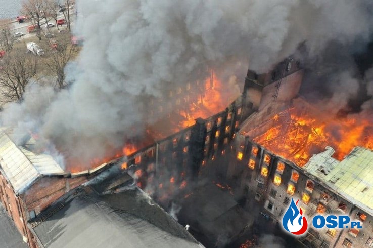 Ogromny pożar XIX-wiecznego budynku. "Zginęło dwóch strażaków". OSP Ochotnicza Straż Pożarna