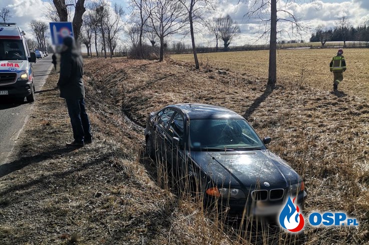 Zderzenie trzech aut, jedno z nich rozbiło się na drzewie. W akcji śmigłowiec LPR. OSP Ochotnicza Straż Pożarna