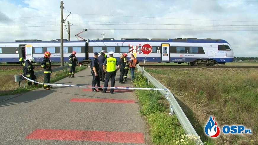 Matka z dwójką dzieci zginęła na przejeździe kolejowym. Tragedia w Walentowie. OSP Ochotnicza Straż Pożarna