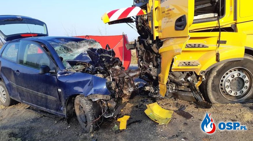 Czołowe zderzenie auta z ciężarówką w Kurowie. Zginął 68-letni kierowca. OSP Ochotnicza Straż Pożarna