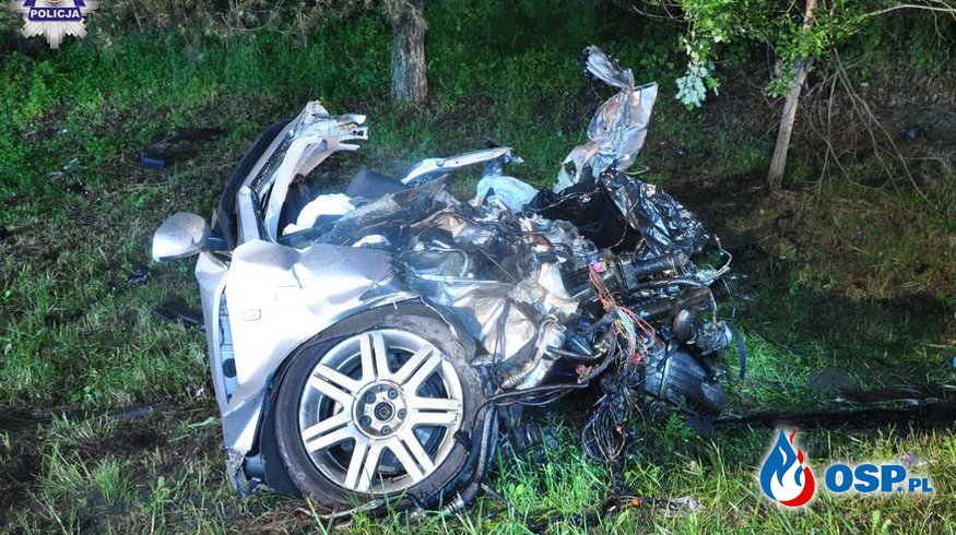 Audi zmiażdżone po zderzeniu z ciężarówką na DK 19 w miejscowości Paszki Małe. OSP Ochotnicza Straż Pożarna