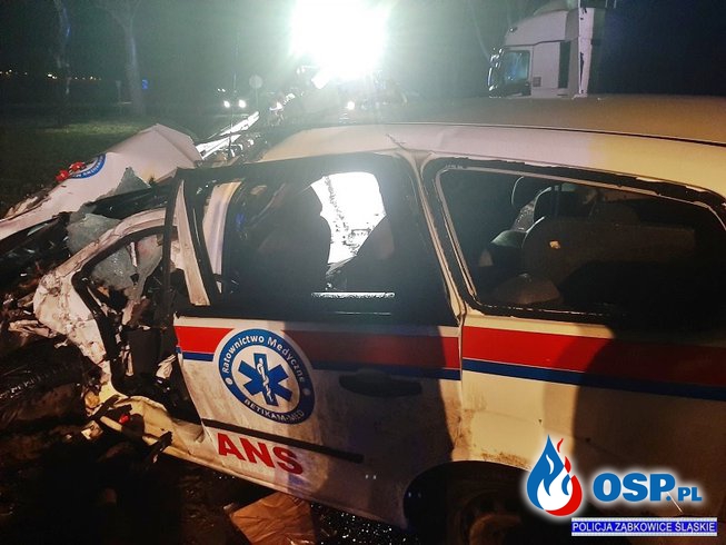 Kierowca ambulansu nie żyje. Tragiczny finał czołowego zderzenia z ciężarówką. OSP Ochotnicza Straż Pożarna
