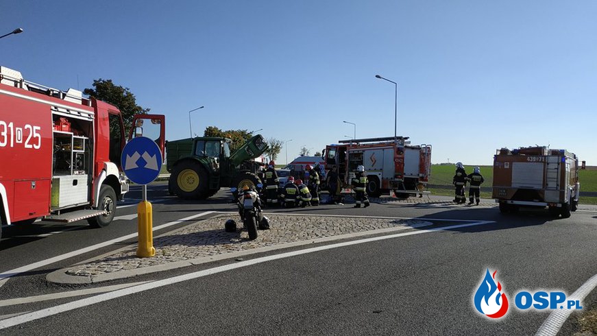 21-letni motocyklista zginął w wypadku. Zderzył się z traktorem. OSP Ochotnicza Straż Pożarna