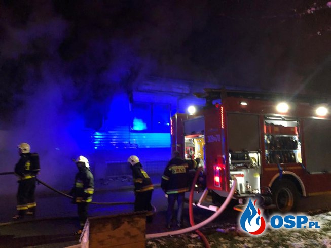 Budynek dawnego urzędu gminy w ogniu. Z pożarem w Michałowie walczyło 18 zastępów strażaków. OSP Ochotnicza Straż Pożarna