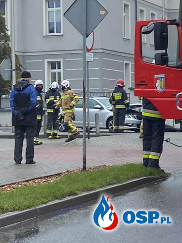 Wypadek pod remizą OSP. Bus przewrócił się na bok po zderzeniu z osobówką. OSP Ochotnicza Straż Pożarna