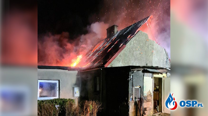 Pożar zniszczył dom w Rębiechowie. Lokator zdołał uciec przed ogniem. OSP Ochotnicza Straż Pożarna