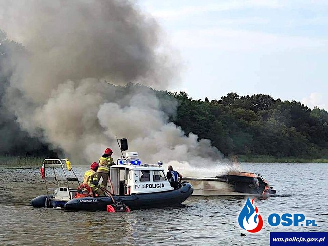 Motorówka stanęła w płomieniach na jeziorze. Trzy osoby zostały poparzone. OSP Ochotnicza Straż Pożarna