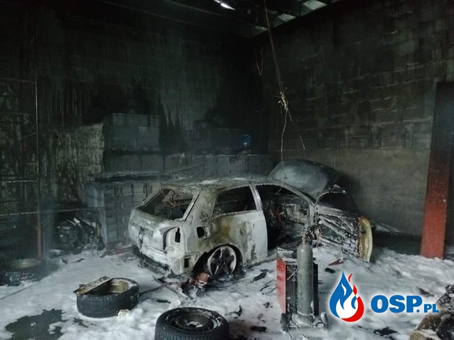 Dwa samochody spłonęły w pożarze garażu w Inwałdzie OSP Ochotnicza Straż Pożarna