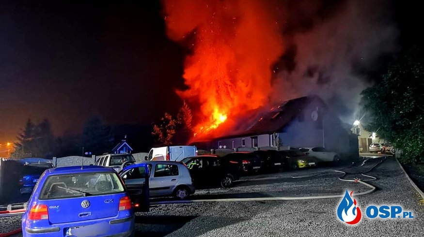 Groźny pożar domu w Liszkowie. Rodzina ewakuowała się z płonącego budynku. OSP Ochotnicza Straż Pożarna