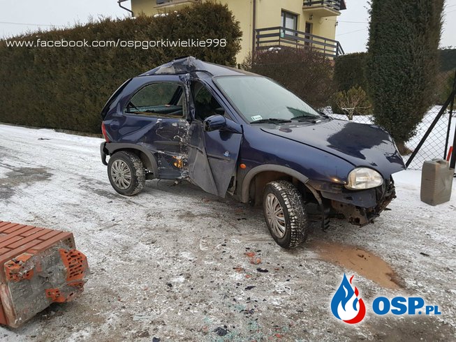 Samochód uderzył w betonowe ogrodzenie OSP Ochotnicza Straż Pożarna