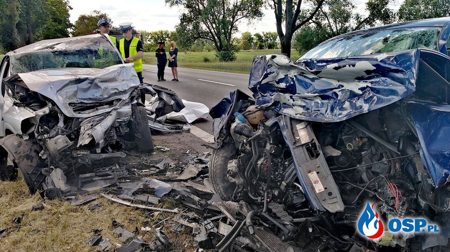 Dwóch kierowców zginęło w czołowym zderzeniu w Wielkopolsce OSP Ochotnicza Straż Pożarna