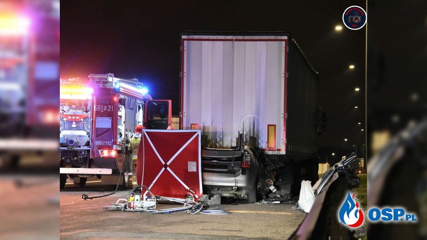 Taksówka wbiła się pod naczepę ciężarówki na S8 OSP Ochotnicza Straż Pożarna