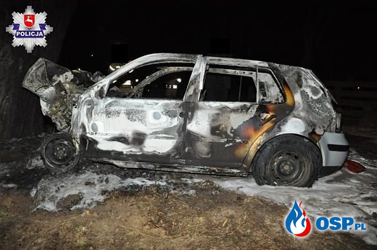 Auto spłonęło po zderzeniu z drzewem. Wewnątrz znaleziono zwłoki. OSP Ochotnicza Straż Pożarna