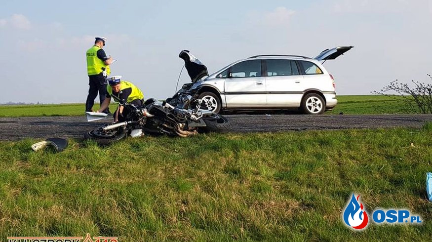 Czołowy wypadek pod Kluczborkiem. "Nieprzytomny motocyklista trafił do szpitala". OSP Ochotnicza Straż Pożarna