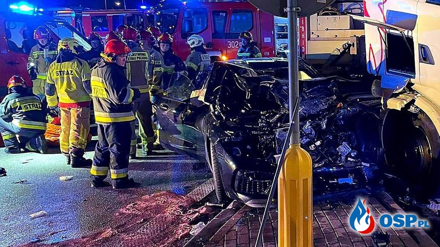 BMW zderzyło się z ciężarówką. Kobieta zignorowała czerwone światło na skrzyżowaniu. OSP Ochotnicza Straż Pożarna