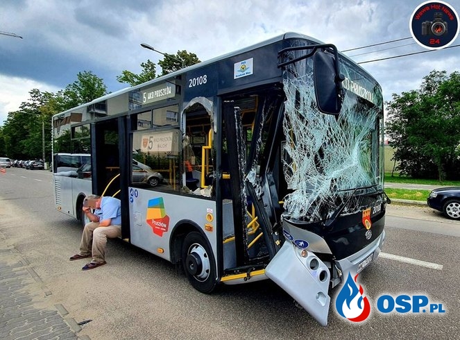 Autobus zderzył się z ciężarówką. Jedna osoba w szpitalu. OSP Ochotnicza Straż Pożarna