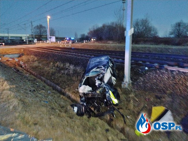 Wjechała na przejazd kolejowy, gdy zamykały się szlabany. Tragiczny wypadek w Legnicy. OSP Ochotnicza Straż Pożarna