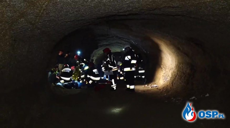 Ćwiczenia służb w ogromnym, podziemnym schronie w Jeleniej Górze. OSP Ochotnicza Straż Pożarna