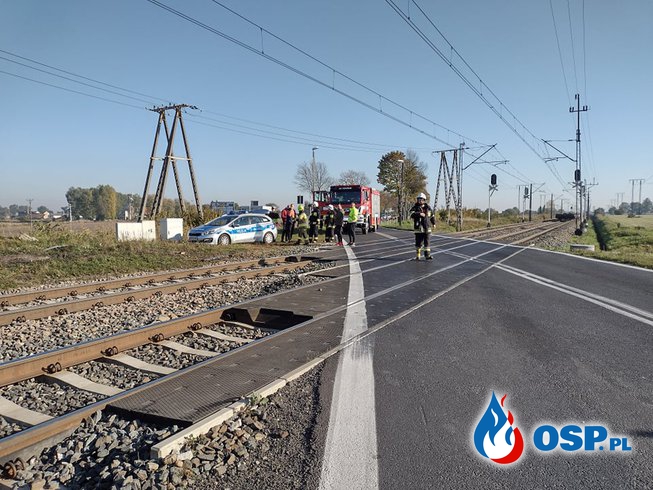 "Ominęła opuszczone rogatki i uderzyła w pociąg". Tragiczny wypadek na przejeździe kolejowym w Wielkopolsce. OSP Ochotnicza Straż Pożarna