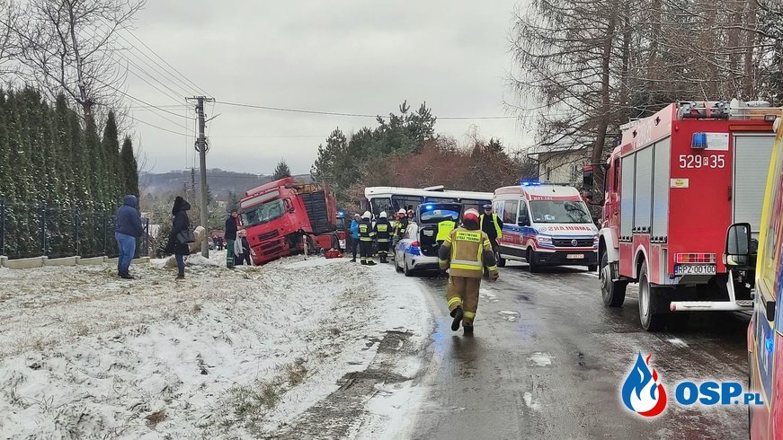 Autobus zderzył się z ciężarówką. W akcji śmigłowiec LPR. OSP Ochotnicza Straż Pożarna
