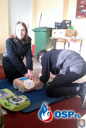 Defibrylator AED w rękach naszej młodzieży z MDP OSP Ochotnicza Straż Pożarna