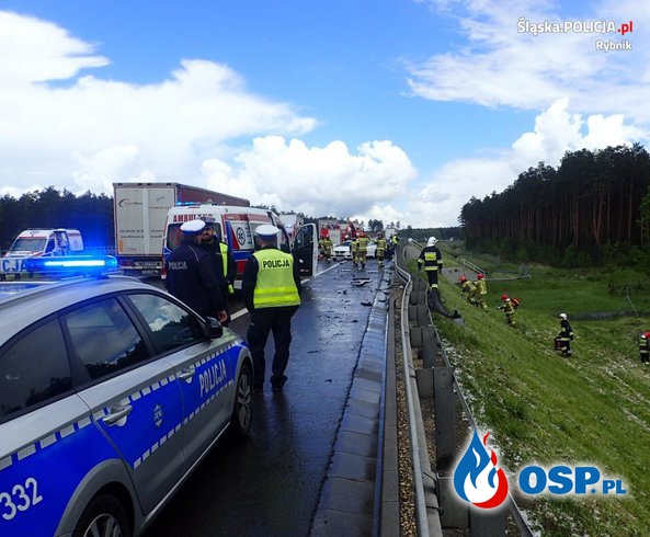 Kierowca BMW staranował auto na pasie awaryjnym autostrady. Nie żyje jedna osoba. OSP Ochotnicza Straż Pożarna