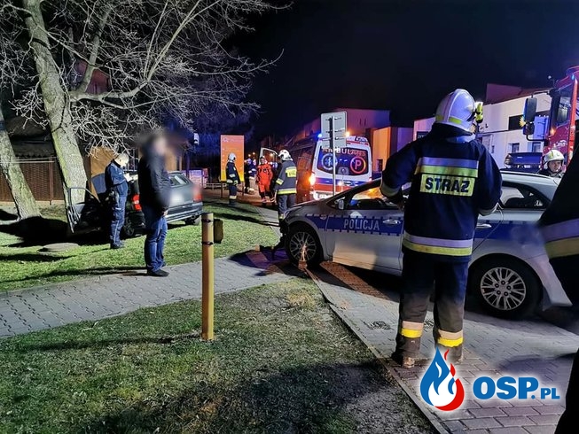 Pijany kierowca wjechał w radiowóz. Policyjny pościg zakończył się na drzewie. OSP Ochotnicza Straż Pożarna