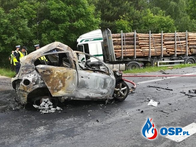 Tragiczny wypadek na DK7. Opel zapalił się po czołowym zderzeniu z ciężarówką. OSP Ochotnicza Straż Pożarna