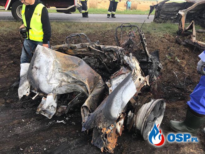 Mazda spłonęła po wypadku razem z kierowcą. OSP Ochotnicza Straż Pożarna