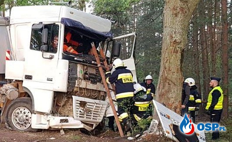 Ciężarówka wjechała w drzewo. W akcji śmigłowiec LPR. OSP Ochotnicza Straż Pożarna