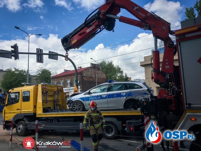 Radiowóz na sygnale zderzył się z samochodem i wpadł na torowisko OSP Ochotnicza Straż Pożarna