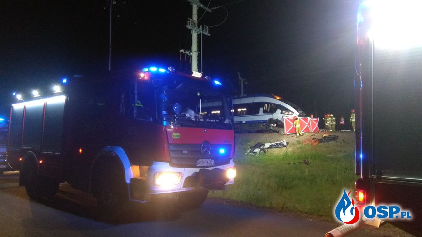 35-latka kierująca BMW ominęła rogatkę i wjechała pod pociąg. Tragedia na przejeździe kolejowym. OSP Ochotnicza Straż Pożarna